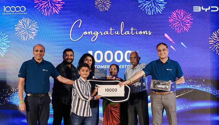 (Right to Left) Rajeev Chauhan (VP, Electric Passenger Vehicle, BYD India), 10,000th customer of BYD India (Electric Passenger Vehicle),& Shrirang Joshi (AVP, Electric Passenger Vehicle, BYD India)