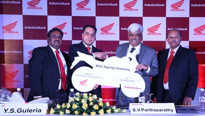 YS Guleria, Sr VP, Sales & Marketing, HMSI signs MoU with, S.V. Parthasarathy, Sr VP & Head - Consumer Finance Division, IndusInd Bank Ltd