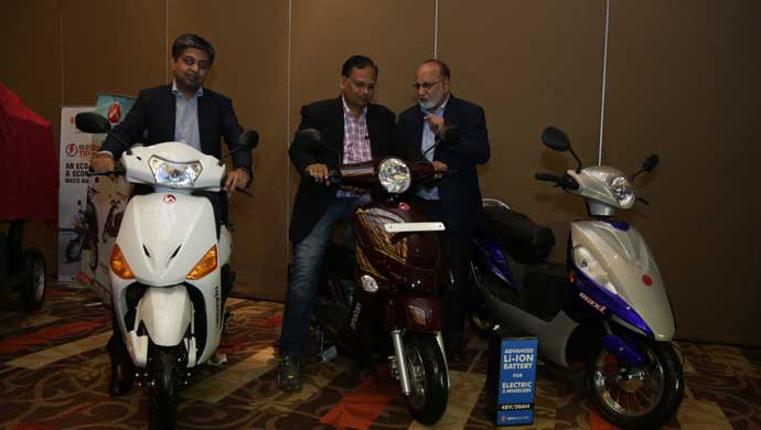 Satyender Jain, Minister of Health and Industry (centre), Naveen Munjal, Managing Director (Left) and Hero Eco and Sohinder Gill, CEO, Global Hero Eco.