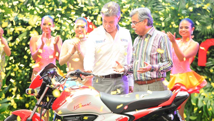 Pawan Munjal with Juan Santos, Colombian President