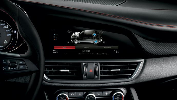 New infotainment system equipped with an 8.8 "black panel"