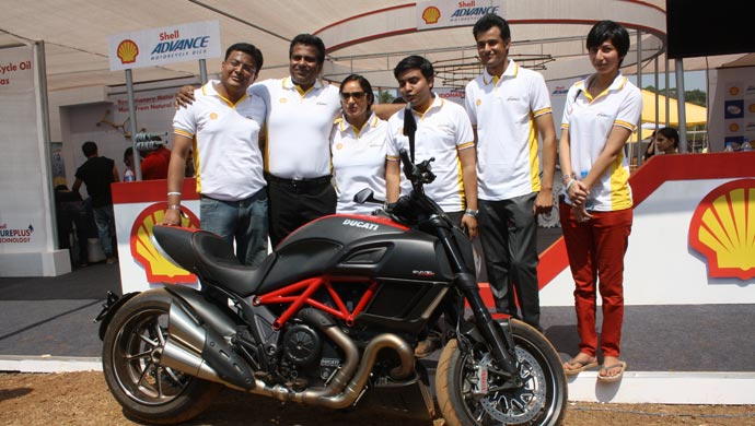 Mansi with her team