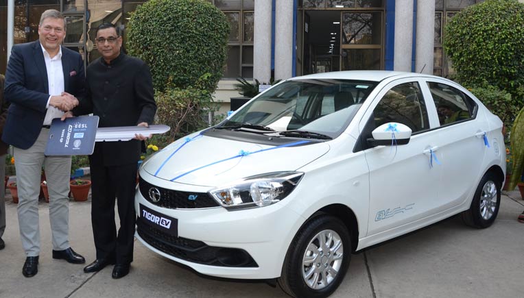 Guenter Butschek, CEO & MD, Tata Motors, handing over the keys of the Tigor EV to Saurabh Kumar, Managing Director, EESL