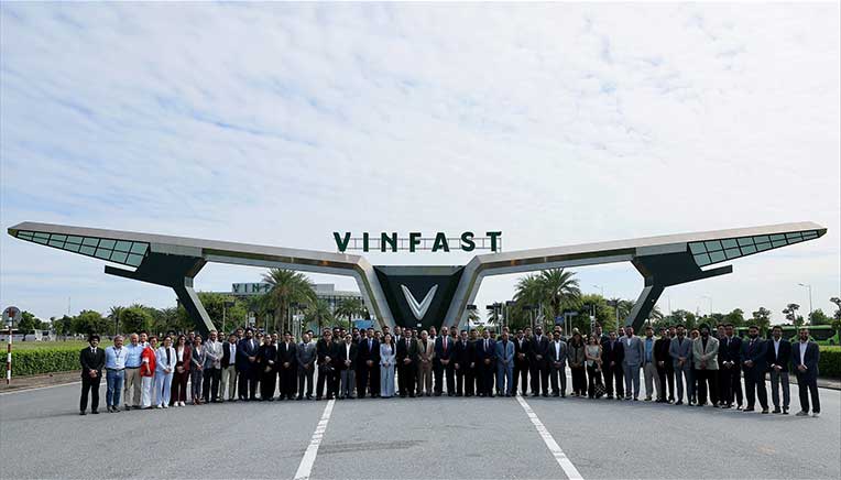 Vinfast India signs letters of intent with 50+ Indian e-motorcycle dealers