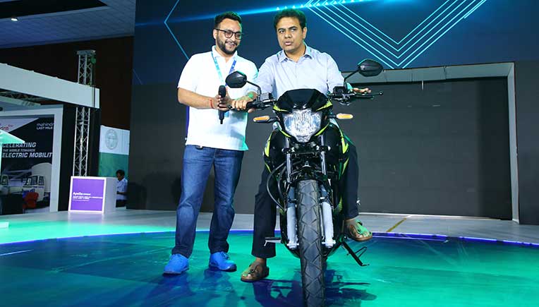 HOP-Electric--Co-Founder,-Nikhil-Bhatia-along-with-K-T-Rama-Rao,--Minister-for-IT,-Electronics-and-Communications,-Industries-and-MA-&-UD---Telangana