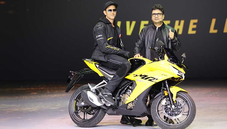 Niranjan-Gupta,-Chief-Executive-Officer,-Hero-MotoCorp-with-the-Brand-Ambassador--Hrithik-Roshan-at-the-launch-of-the-Hero-Karizma-XMR