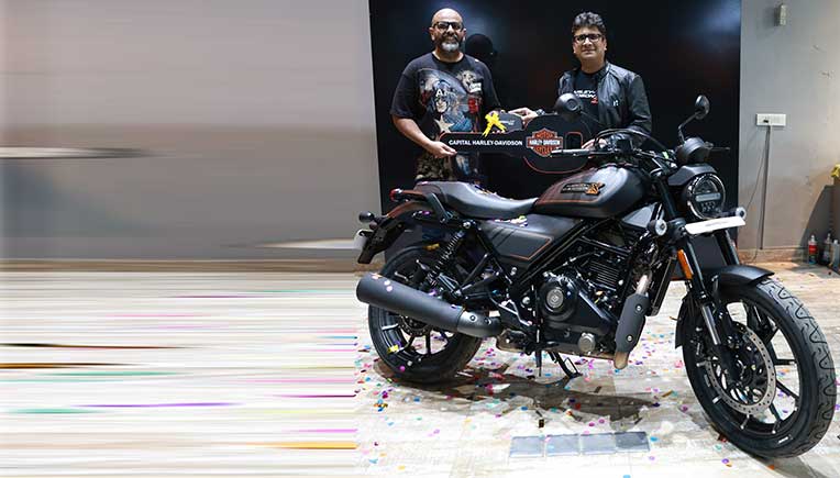 Niranjan-Gupta,-CEO,-Hero-MotoCorp,-delivers-the-Harley-Davidson-X440-to-a-customer-in-Gurugram