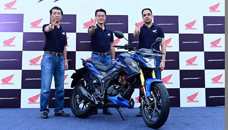 HMSI officials with the new Hornet 2.0