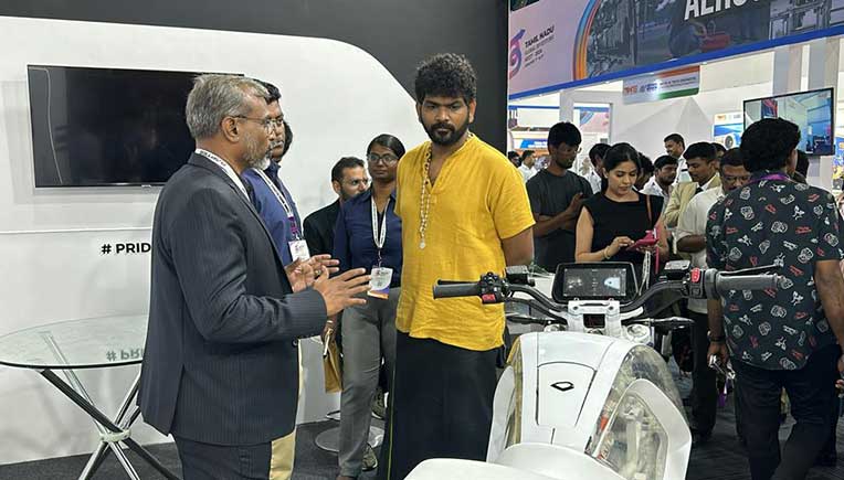 Celebrity-Vignesh-Shivan-of--Tamil-cinema-visited-the-Raptee-booth