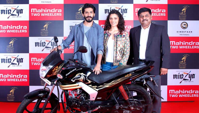 Bollywood actors Harshvardhan Kapoor & Saiyami Kher with Naveen Malhotra of Mahindra Two Wheelers