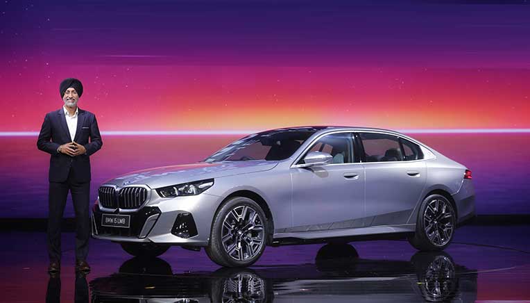 Hardeep-Singh-Brar-President-&-CEO,-BMW-Group-India-with-the-first-ever-BMW-i5-LWB