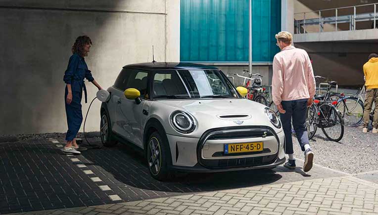 First all-electric Mini 3-door Cooper SE, now with added features