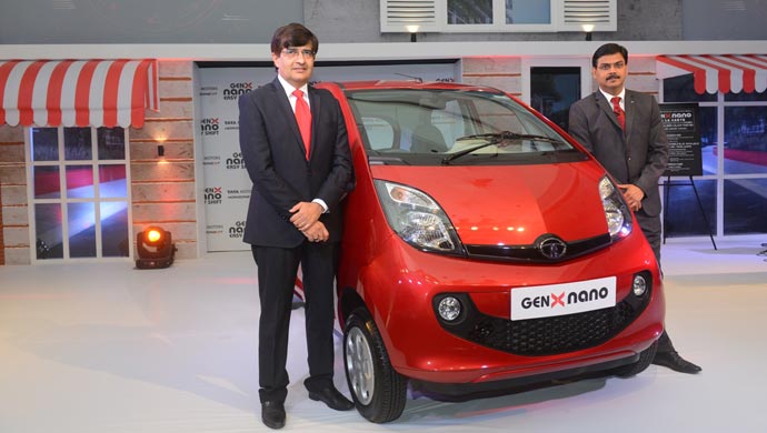 Mayank Pareek, President, Passenger Vehicles Business Unit, Tata Motors Ltd (Left) with Girish Wagh