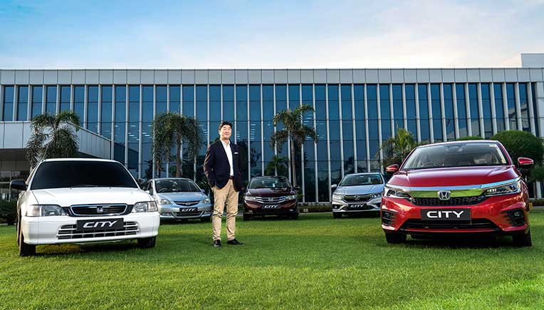 Takuya-Tsumura_President-&-CEO_Honda-Cars-India_with-All-5-Genrations-of-Honda-City
