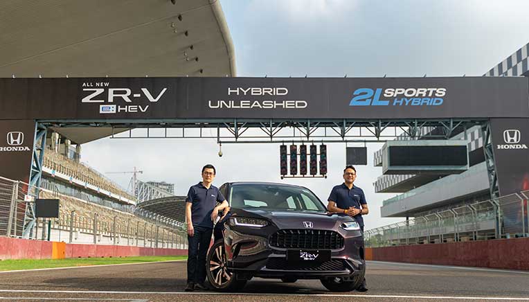 Yujiro-Sugino,-Director,-Marketing-and-Sales-and-Kunal-Behl,-Vice-President,-Marketing-and-Sales,-Honda-Cars-India