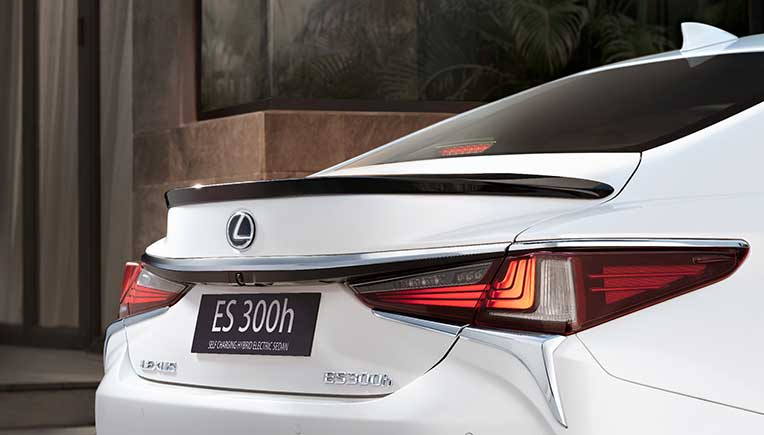 Lexus ES black spolier