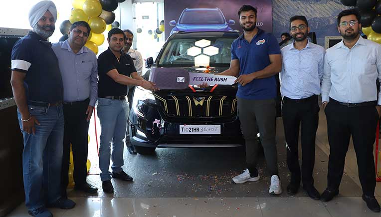 Mahindra hands over Gold Edition XUV700 to Sumit Antil