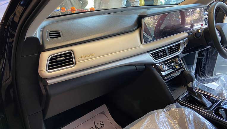 Mahindra hands over Gold Edition XUV700 to Sumit Antil