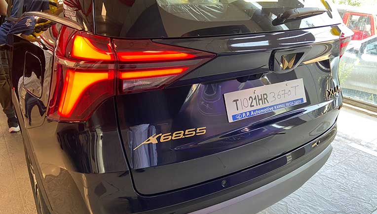 Mahindra hands over Gold Edition XUV700 to Sumit Antil