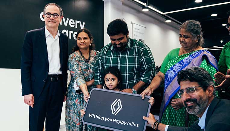 Renault Group CEO François Provost hands over key to first Duster customer