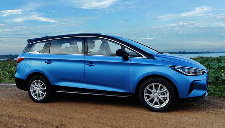 BYD India hands over first batch of e6 electric vehicles