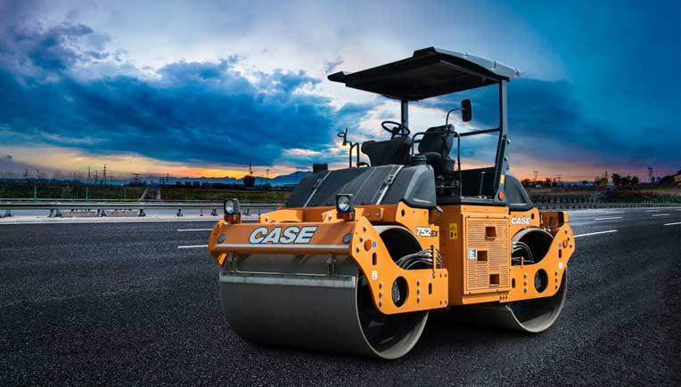 CASE delivers 5,000th vibratory tandem compactor in India