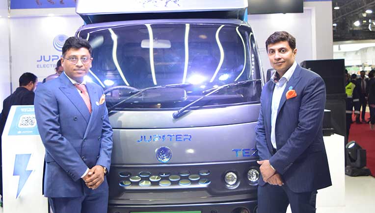 Vivek-Lohia,-MD-and-Vikash-Lohia,-Director,-Jupiter-Electric-Mobility-with-JEM-TEZ