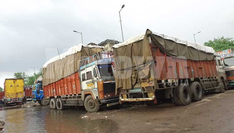 Retail sales of trucks, buses, 3 wheelers hit; Tractors gain in May 2022