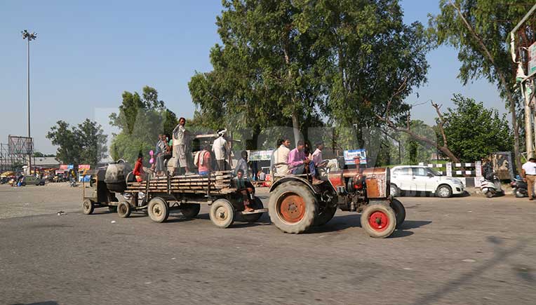 Retail sales of trucks, buses, 3 wheelers hit; Tractors gain in May 2022