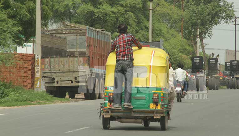 Retail sales of trucks, buses, 3 wheelers hit; Tractors gain in May 2022