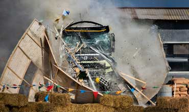  Volvo Trucks - Four-year-old Sophie tests an 18 ton Volvo truck 