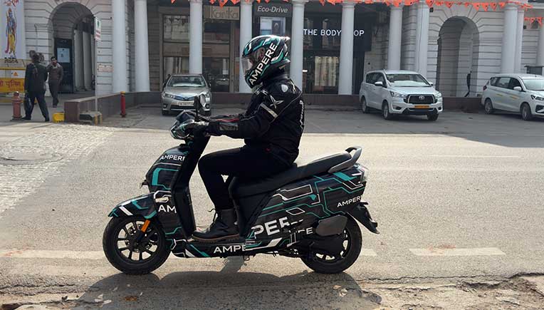 Ampere electric scooter reaches New Delhi en route to Kanyakumari