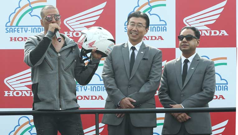 Akshay Kumar with senior officials of Honda 2 Wheelers