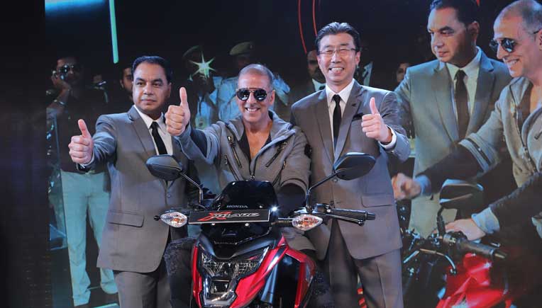 Akshay Kumar with senior officials of Honda 2 Wheelers