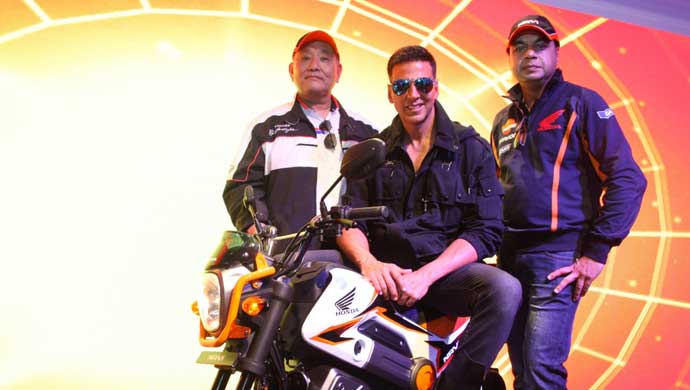 Akshay Kumar poses with NAVi