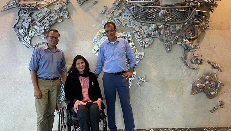 Rajeev-Chabba,-Managing Director & Gaurav Gupta, CCO of MG Motor with Deepa Malik
