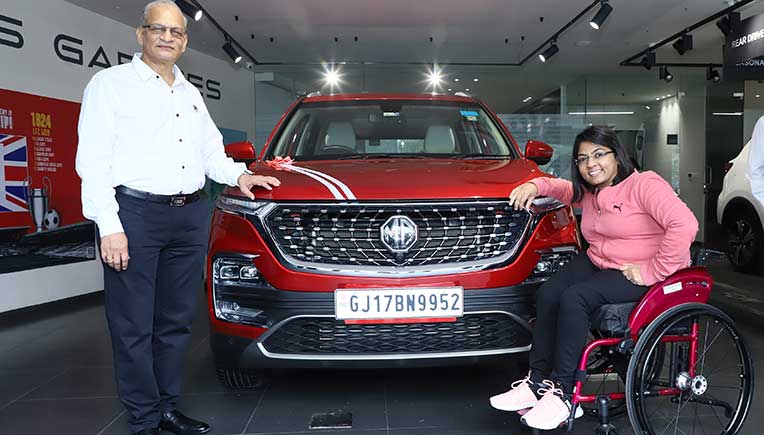 Tokyo-Paralympics-winner-Bhavina-Patel-with-with-Jayanta-Deb,-Chief-Technical-Officer,-MG-Motor-India