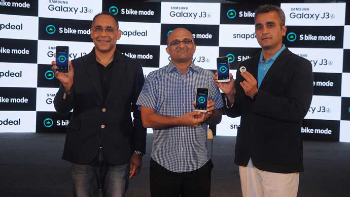 (L-R)  Manu Sharma, Director, Mobile Business, Samsung India Electronics, Dipesh Shah, Senior Vice President, Samsung R&D Institute India & Asim Warsi. Senior Vice President, Samsung India Electronics