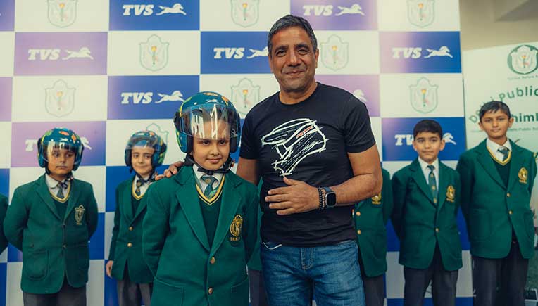 Vimal-Sumbly-with-students-at-Delhi-Public-School-(DPS),Shimla