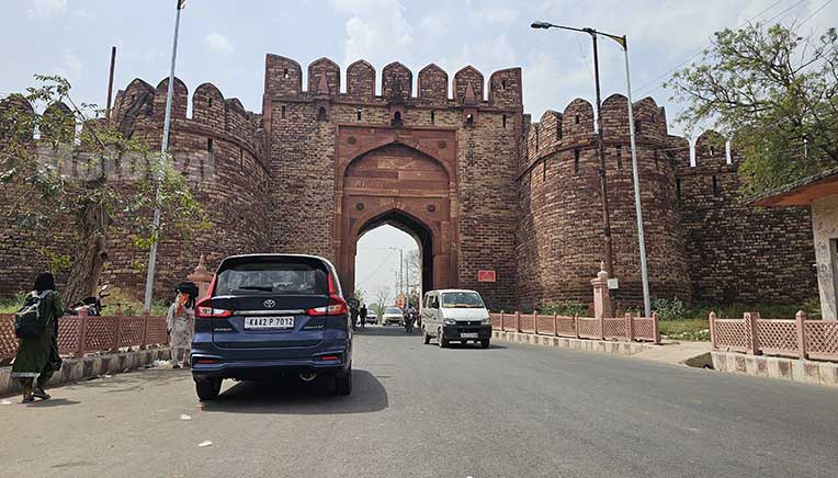 Taj Mahal by road: Seven seats, one experience 