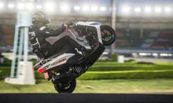Japanese rider Masaru Abe wheelies more than 500km 