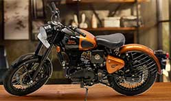 Royal Enfield apparel expands 1:3 Scale model collection with two new colours