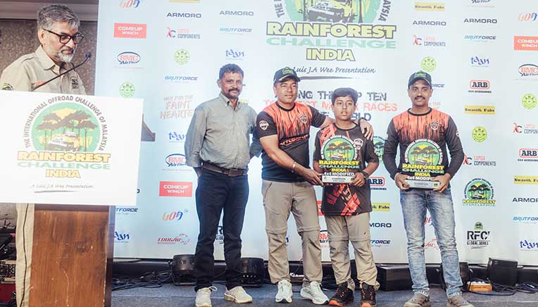 Sarjerao-Kawade-(second-from-left)-and-co-driver-Rushikesh-Patil-(extreme-right)-receiving-their-Overall-Champions-trophies-for-the-4x4-Modified-category IMAGE COURTESY COUGAR MOTORSPORT
