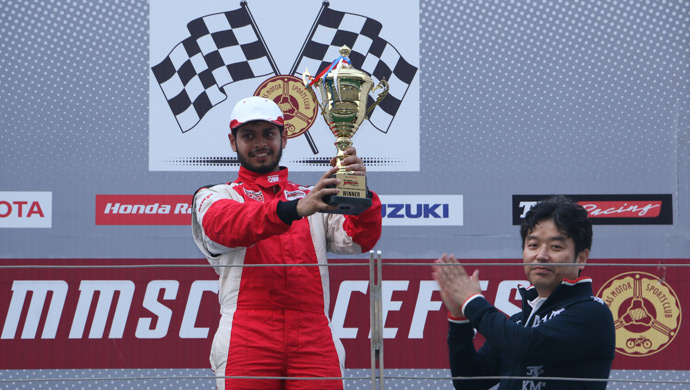 Naomi Ishii, MD, Toyota Kirloskar Motor handing over the EMR 2015 Champion Trophy to Hisham E.K.P at BIC in Greater Noida