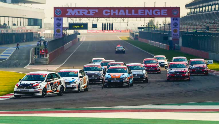Karminder Pal Singh leading the pack of drivers into the first turn