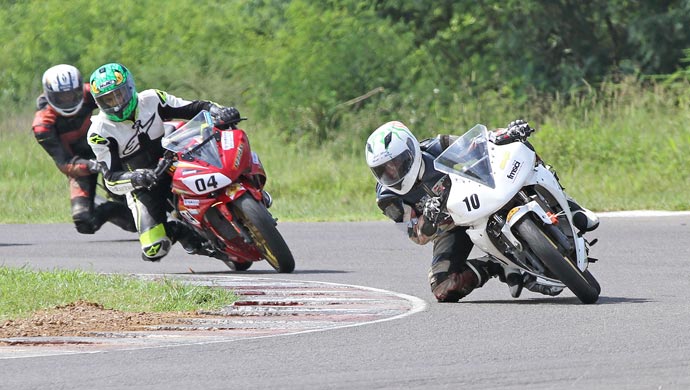 Kannan Karnan (No.10) of Moto-Rev Yamaha Racing